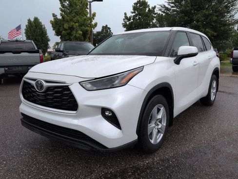 Certified 2024 Toyota Highlander LE FWD image 2