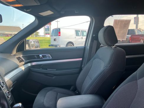 Used 2017 Ford Explorer XLT FWD image 10