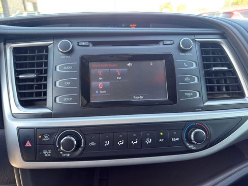 Used 2018 Toyota Highlander LE FWD image 16