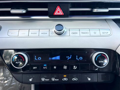 Used 2024 Hyundai Elantra Limited image 16