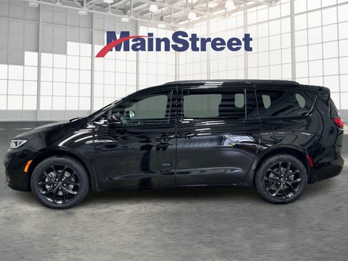 New 2026 Chrysler Pacifica Select AWD/4WD image 2