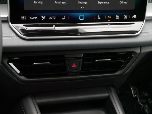 Certified 2025 Volkswagen Tiguan SE w/ Panoramic Sunroof Package AWD/4WD image 23