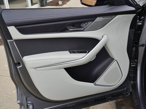Used 2025 Jaguar F-PACE R-Dynamic S AWD/4WD image 9