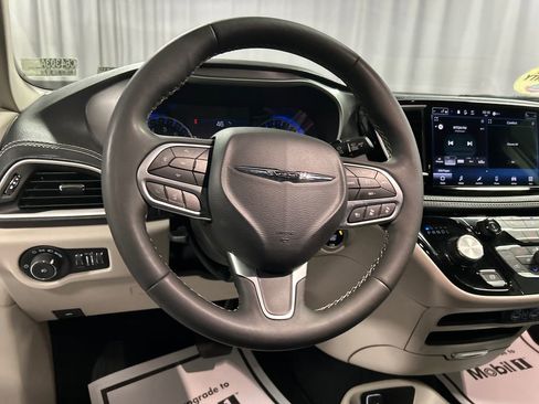 Used 2024 Chrysler Pacifica Touring-L image 15