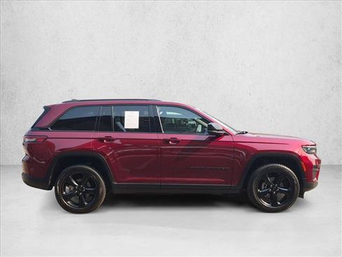 Used 2022 Jeep Grand Cherokee Altitude AWD/4WD image 4