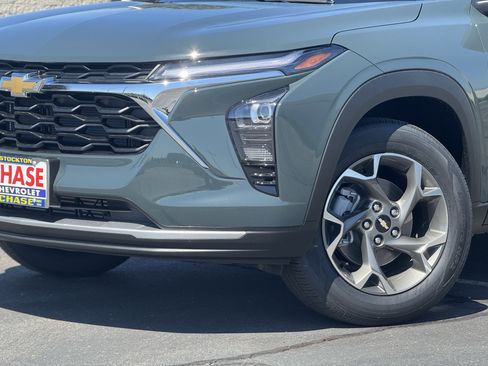 New 2026 Chevrolet Trax LT w/ LT Convenience Package FWD image 3