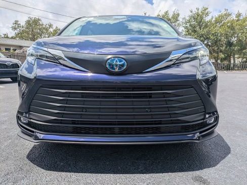 Used 2025 Toyota Sienna XLE FWD image 9