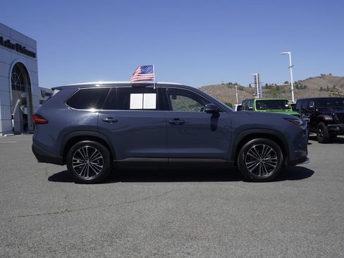 Used 2024 Toyota Grand Highlander AWD Hybrid image 3