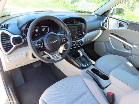Certified 2025 Kia Soul LX w/ LX Technology Package FWD image 5