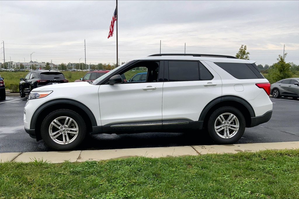 Used 2020 Ford Explorer XLT w/ Equipment Group 202A AWD/4WD image 12