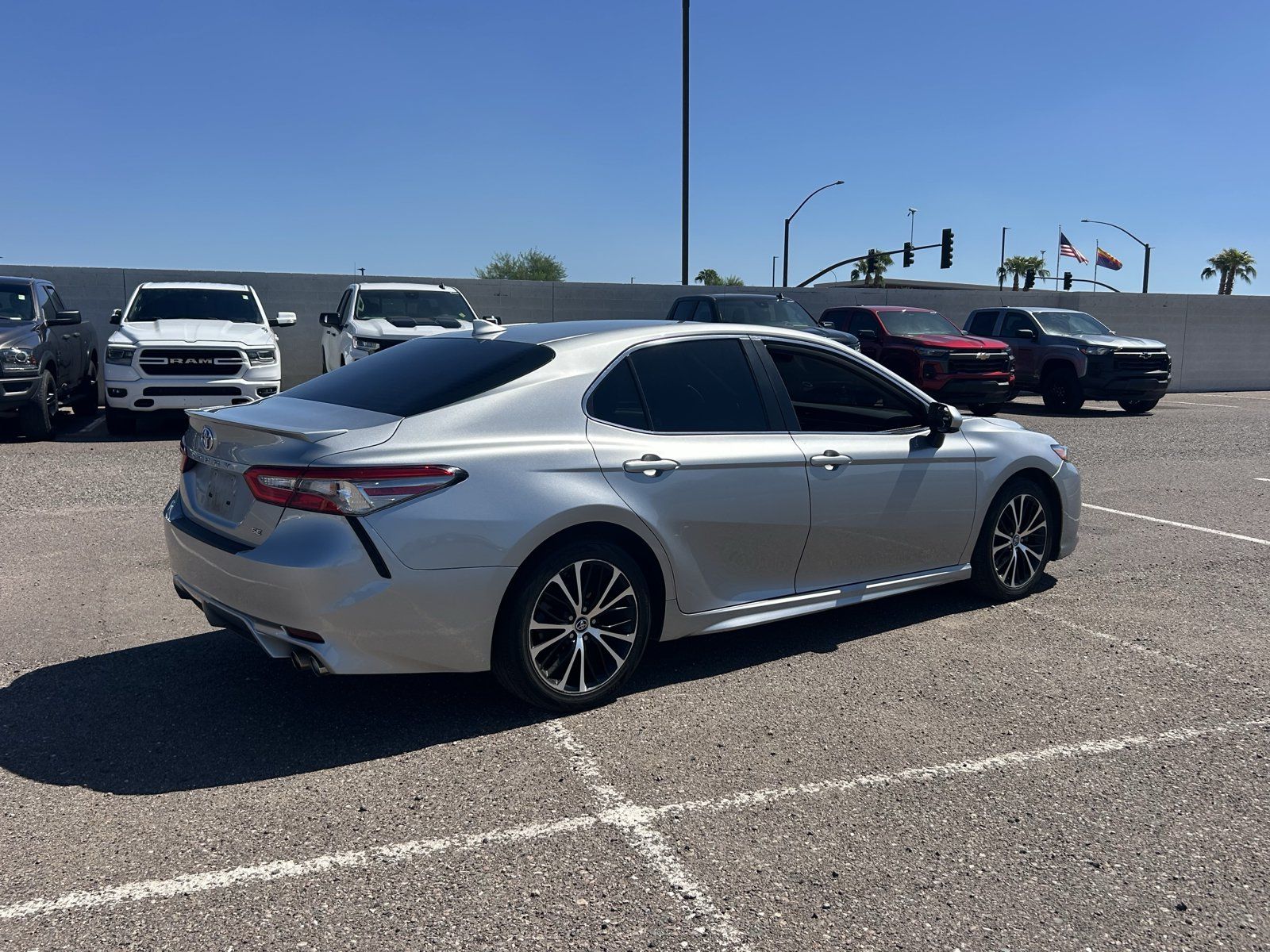 Used 2019 Toyota Camry SE FWD image 5