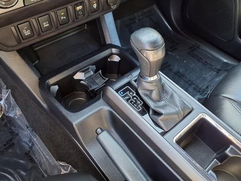 Used 2017 Toyota Tacoma TRD Off-Road AWD/4WD image 8