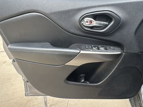 Used 2019 Jeep Cherokee Latitude Plus FWD image 11