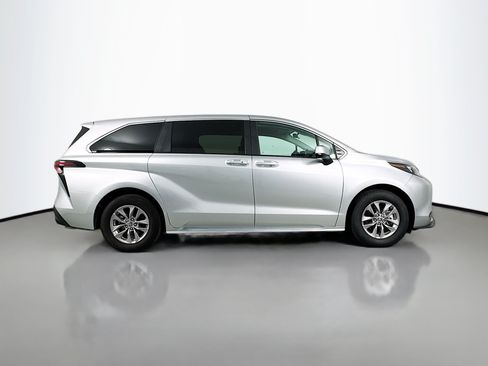 Used 2024 Toyota Sienna LE AWD/4WD image 8