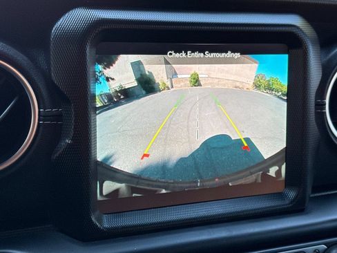 Used 2022 Jeep Wrangler Unlimited Sahara w/ Cold Weather Group AWD/4WD image 19