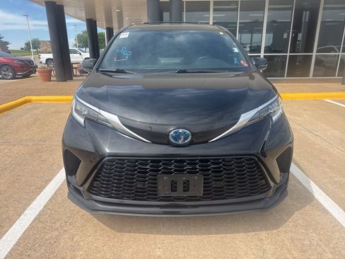 Used 2021 Toyota Sienna XSE image 2
