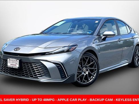 Used 2025 Toyota Camry SE FWD image 3