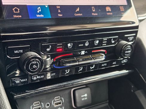 Used 2023 Jeep Grand Cherokee Overland w/ Luxury Tech Group IV AWD/4WD image 11