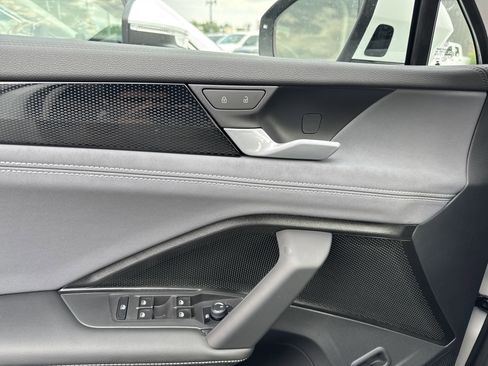 New 2025 Volkswagen Tiguan SE image 18