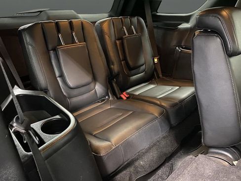 Used 2018 Ford Explorer XLT w/ Equipment Group 202A image 32