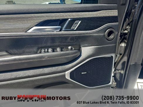 Used 2022 Jeep Wagoneer Series III w/ Premium Group I AWD/4WD image 11