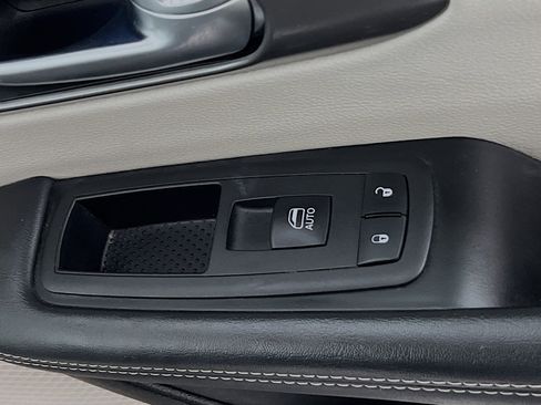 Used 2024 Chrysler Pacifica Touring-L image 32