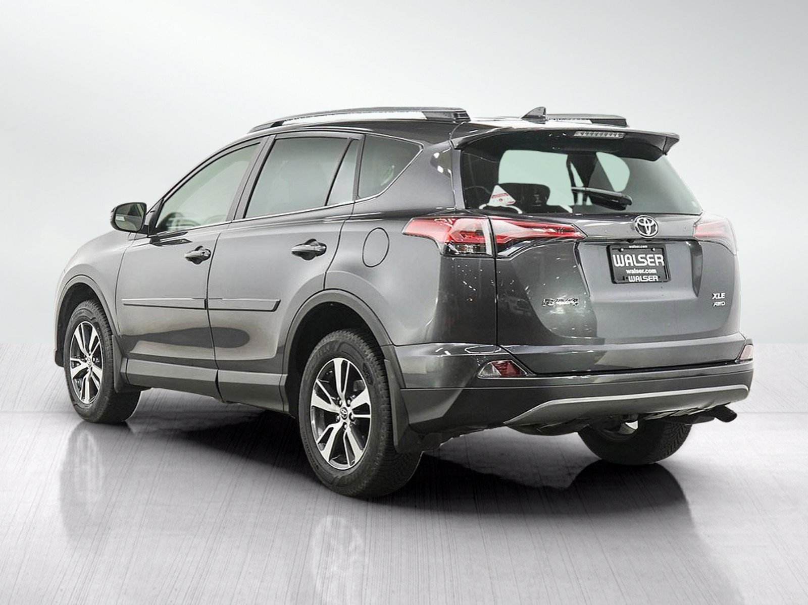 Used 2018 Toyota RAV4 XLE AWD/4WD image 3