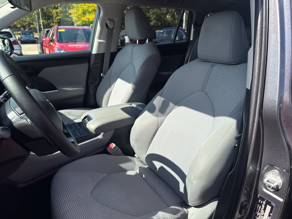 Used 2020 Toyota Highlander LE AWD/4WD image 16