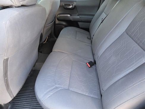 Used 2019 Toyota Tacoma TRD Sport image 9