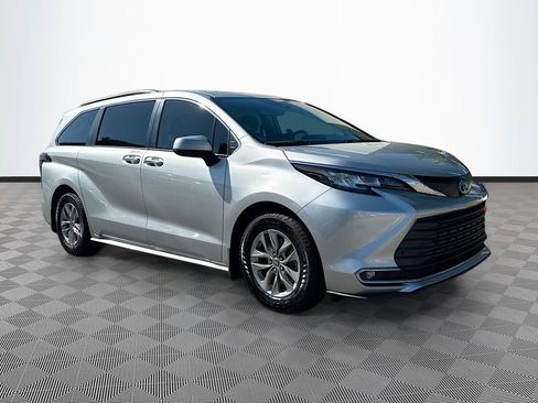 Used 2022 Toyota Sienna XLE AWD/4WD image 4