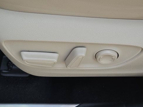 Used 2024 Toyota Highlander Platinum FWD image 29