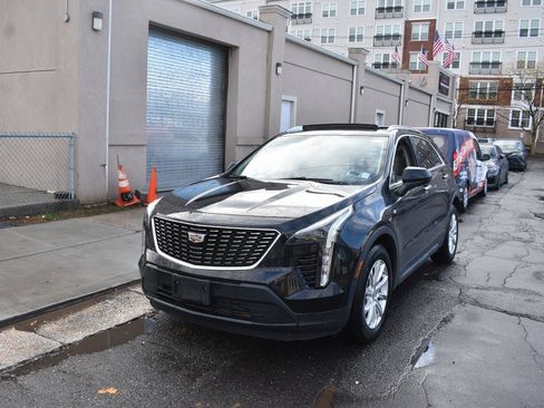 Used 2019 Cadillac XT4 Luxury w/ Cold Weather Package image 2