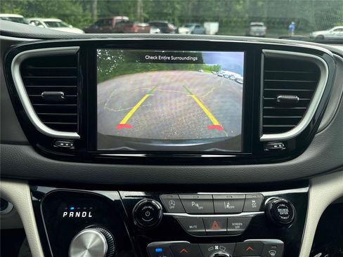 Used 2023 Chrysler Pacifica Touring-L FWD image 23