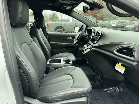 New 2026 Chrysler Pacifica Select image 6