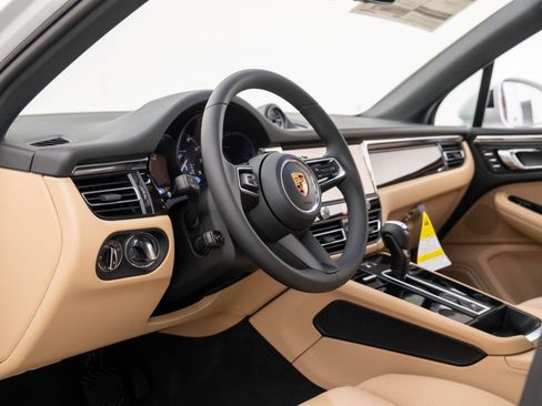 Certified 2026 Porsche Macan AWD/4WD image 4