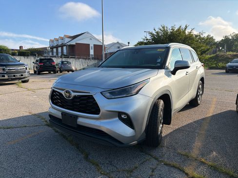 Used 2021 Toyota Highlander XLE AWD/4WD image 9