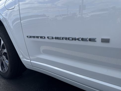 Certified 2023 Jeep Grand Cherokee Overland AWD/4WD image 33