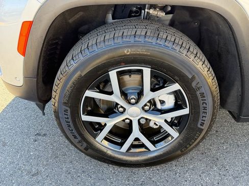 Certified 2024 Jeep Grand Cherokee Limited w/ Luxury Tech Group II image 12