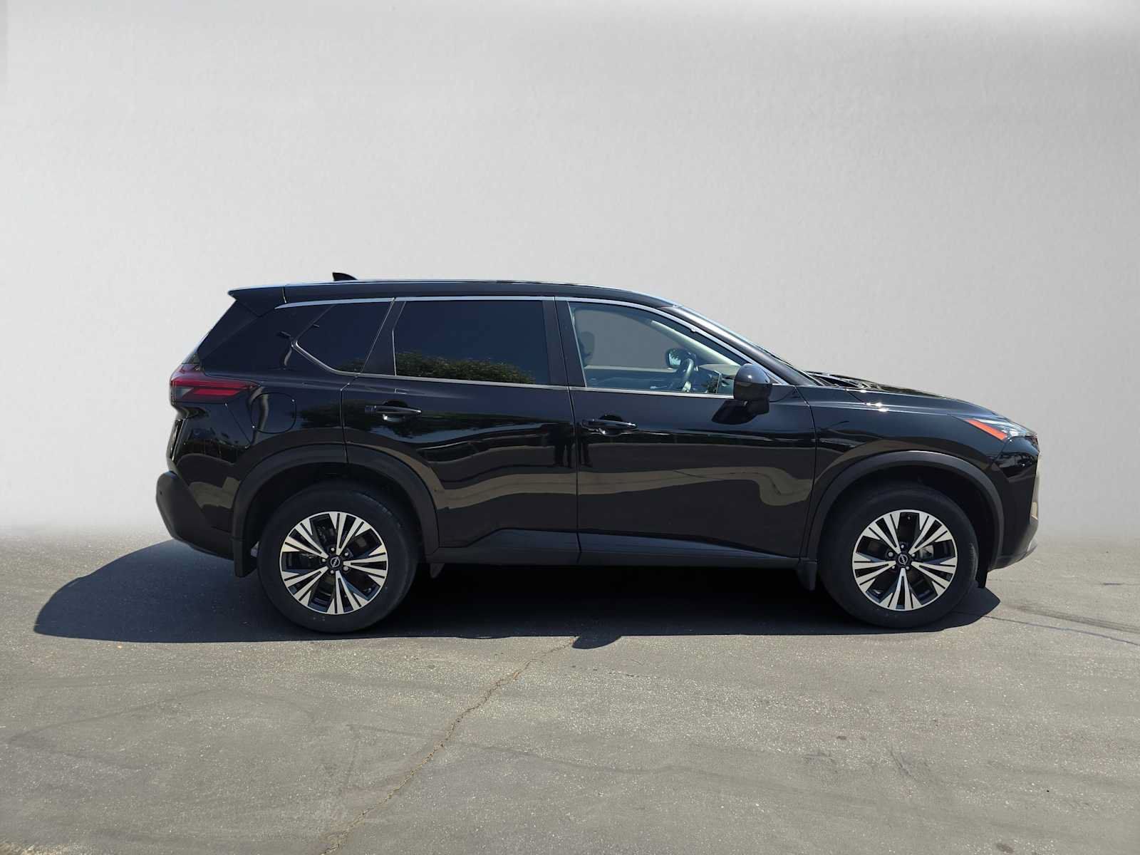 Used 2023 Nissan Rogue SV FWD image 2