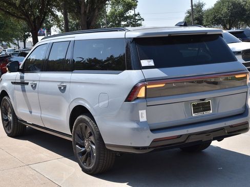 New 2025 Lincoln Navigator L Reserve w/ Jet Appearance Package image 9