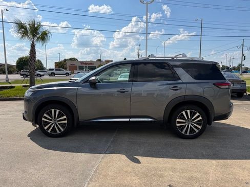 Used 2022 Nissan Pathfinder Platinum w/ Lighting Package (N92) FWD image 2