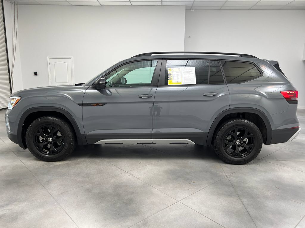 Used 2025 Volkswagen Atlas Peak Edition SE AWD/4WD image 5