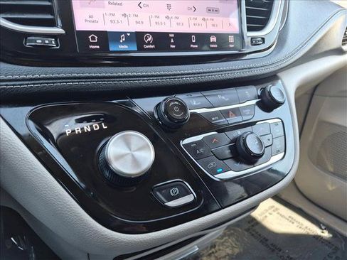 Used 2024 Chrysler Pacifica Limited FWD image 18