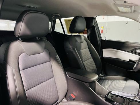 Used 2025 Chevrolet Trax LT image 32