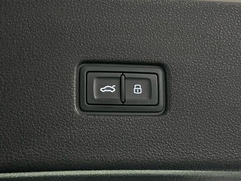 Used 2023 Audi Q8 Premium image 36