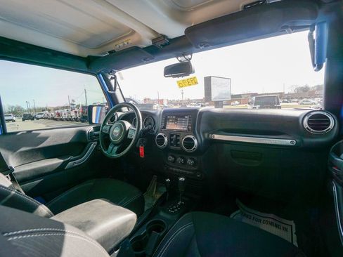 Used 2016 Jeep Wrangler Unlimited Rubicon w/ Connectivity Group image 13