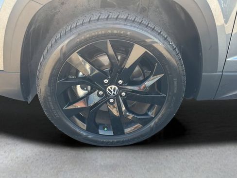 Used 2023 Volkswagen Taos SE w/ Panoramic Sunroof Package FWD image 27