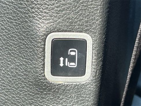 Used 2025 Chrysler Pacifica Select image 35