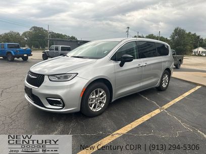 Used 2024 Chrysler Pacifica Touring-L