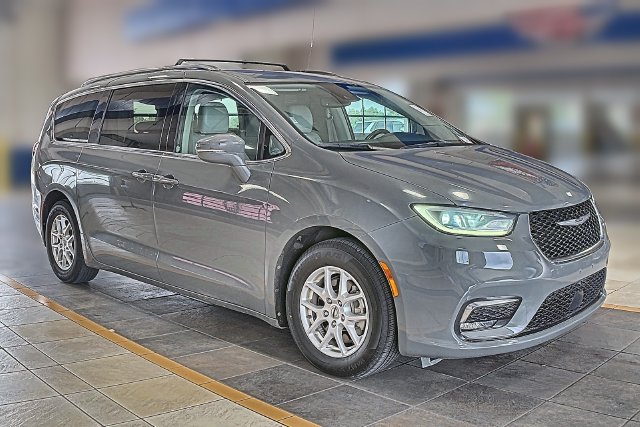 Used 2021 Chrysler Pacifica Touring-L FWD image 2